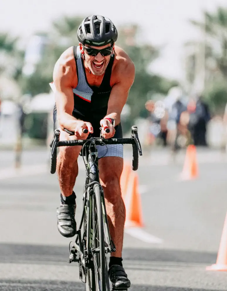 entrenador triatlon triatleta en carrera con la bicicleta