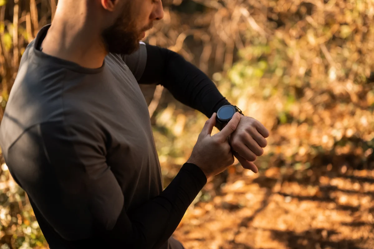 Corredor revisando su reloj GPS durante un entrenamiento de running